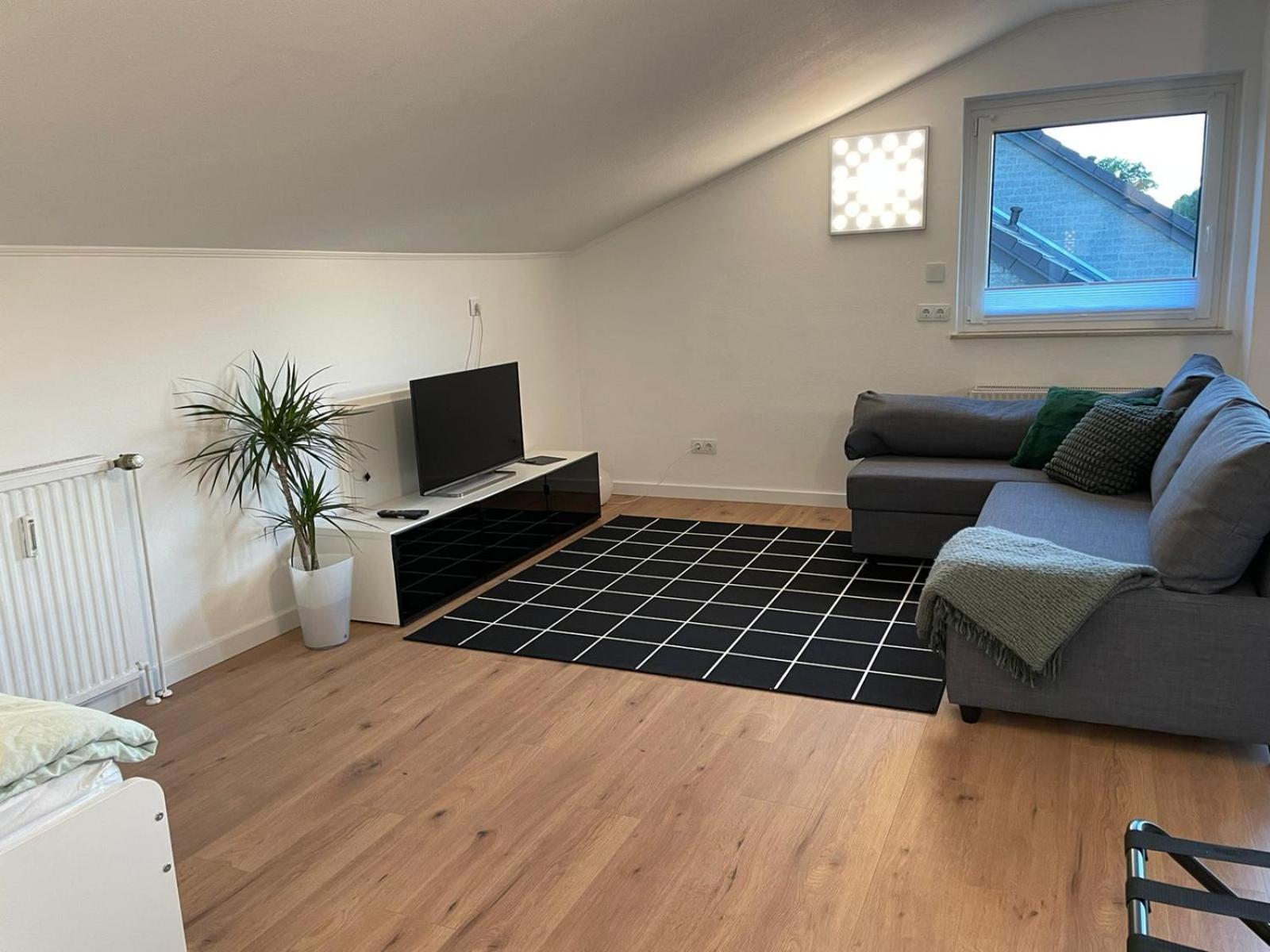 --Renoviert-- Ruhige 1-Zimmer Einliegerwohnung Mit Kueche Und Bad In Grossburgwedel 외부 사진